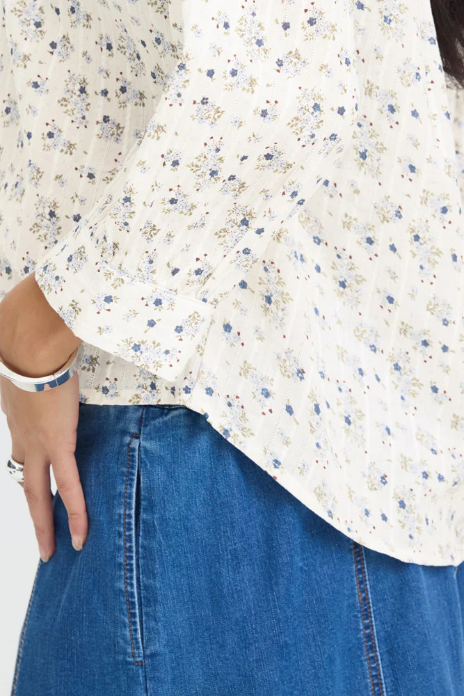 FREASA SH 1 - Blomstret bluse med fine detaljer - Image 5