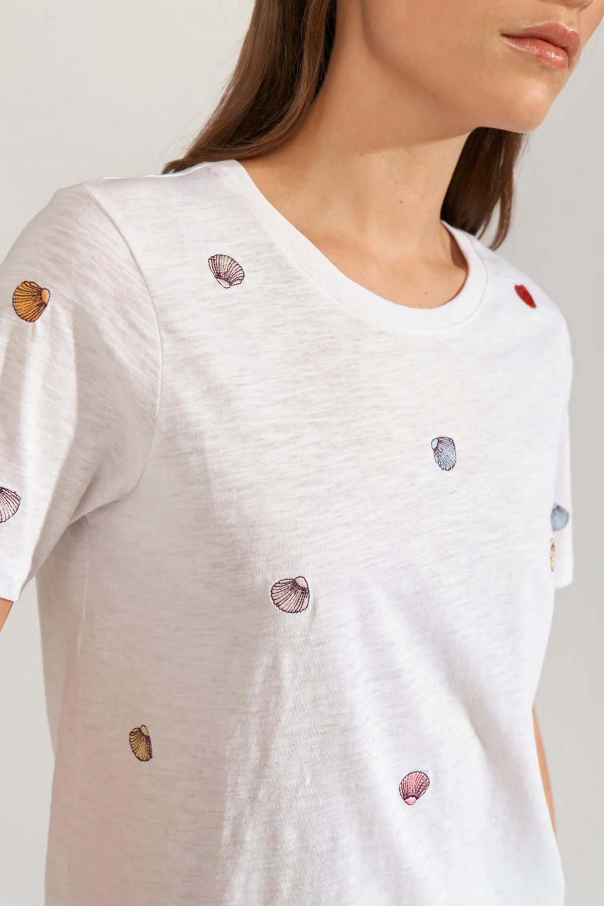 NUSHELLPA - T-shirt med broderede muslingedetaljer - Image 10