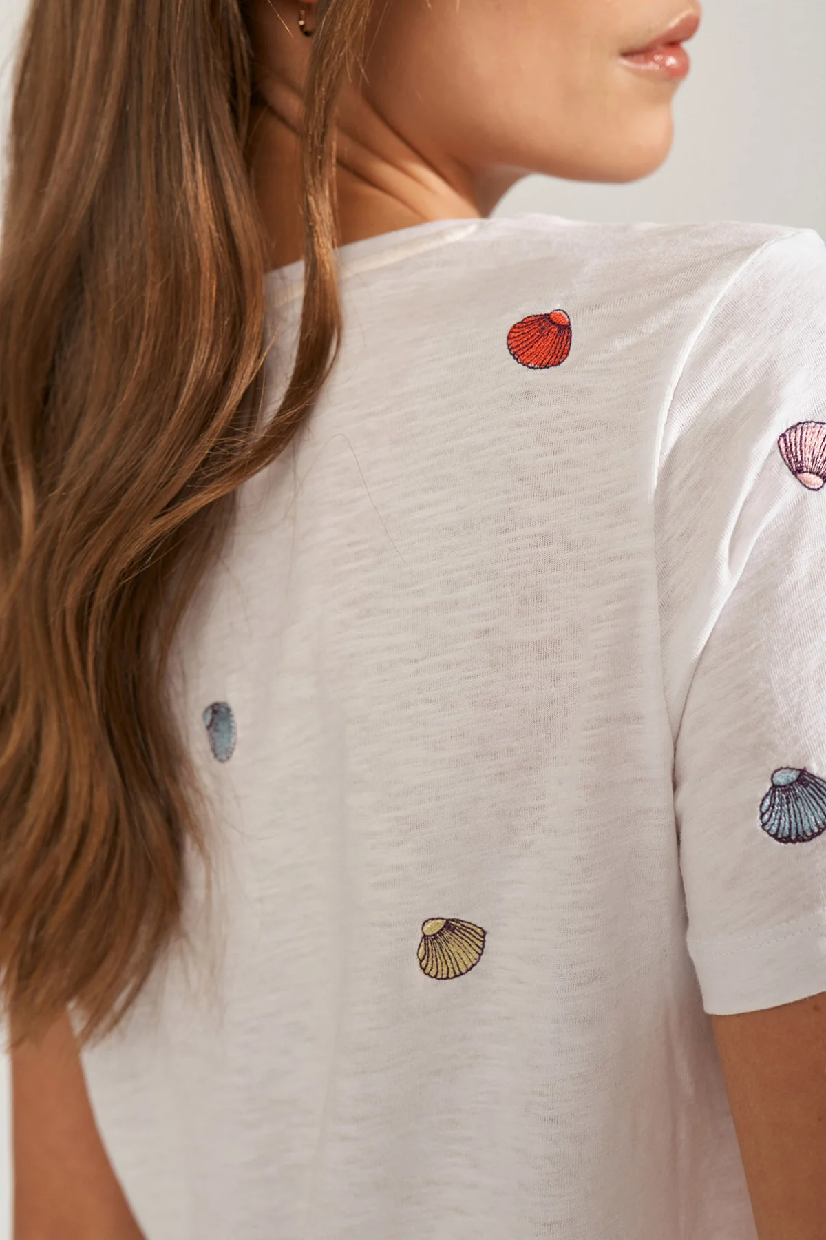 NUSHELLPA - T-shirt med broderede muslingedetaljer - Image 11